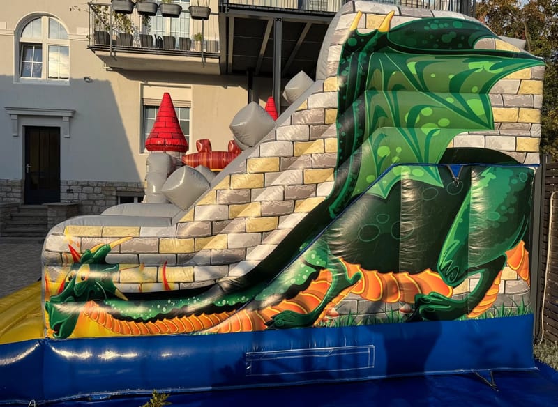 Drachen-Motiv auf der Rückseite der Ritterburg