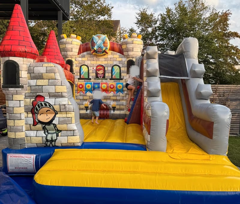Fröhlich hüpfende Kinder auf der Hüpfburg