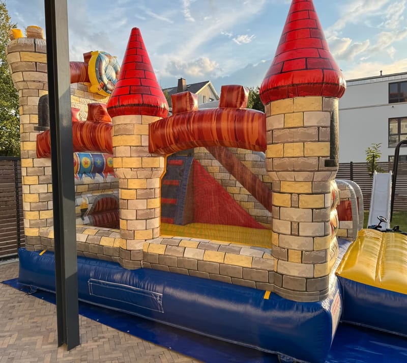 Seitenansicht der Hüpfburg mit Türmen